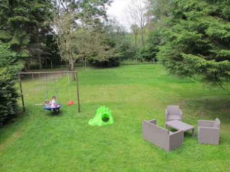 Blick in den Garten mit Spielplatz