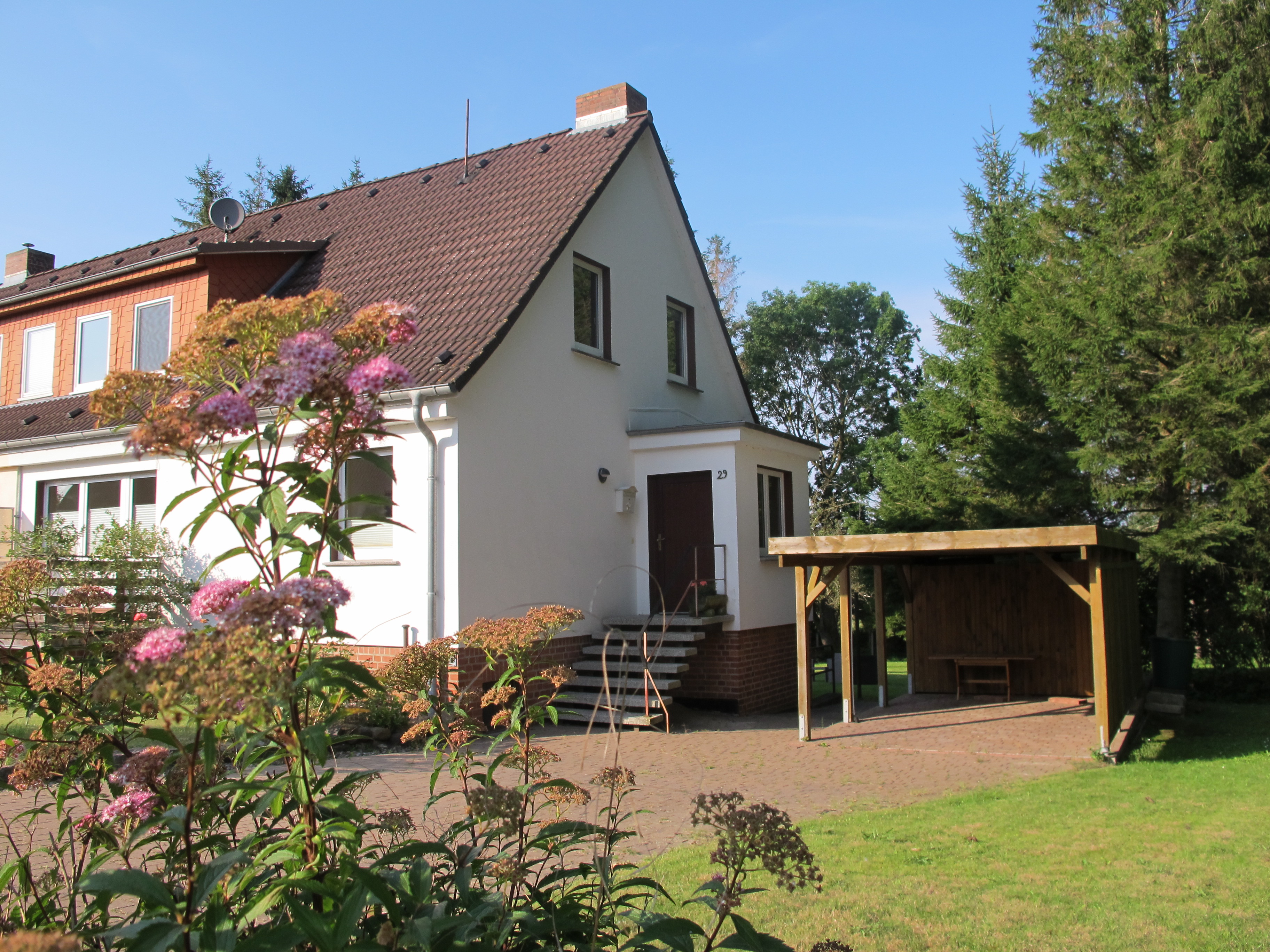 Eingang zur Wohnung und Carport