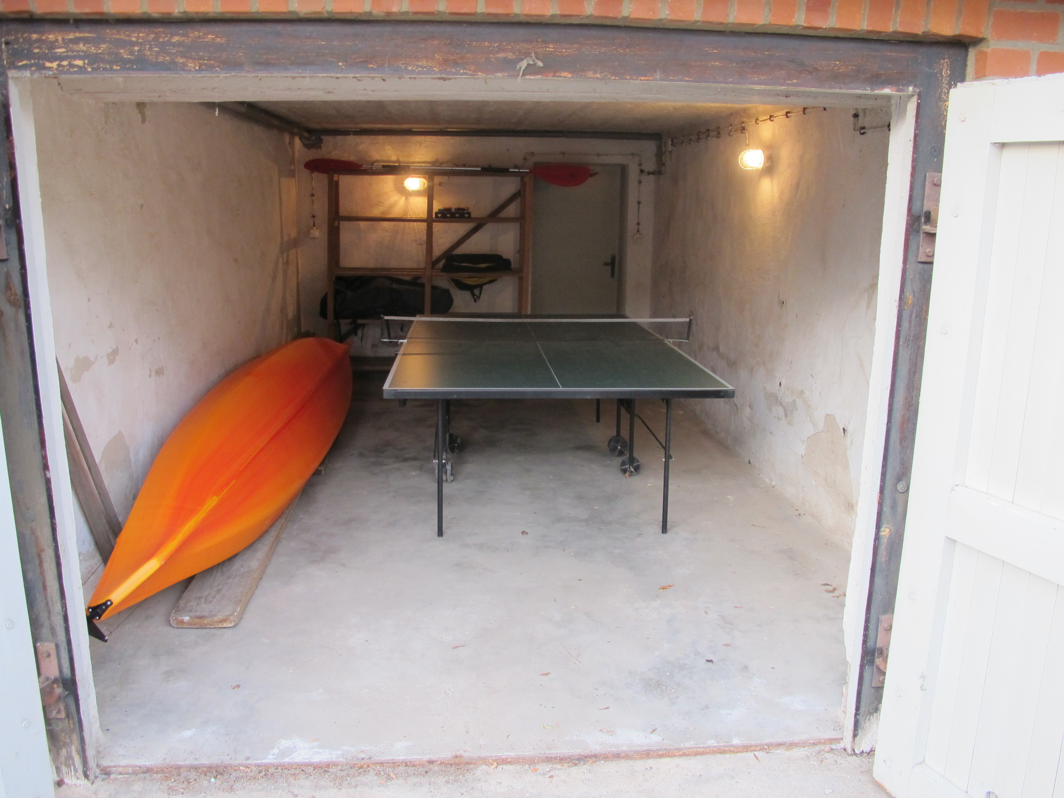 Raum mit Tischtennisplatte